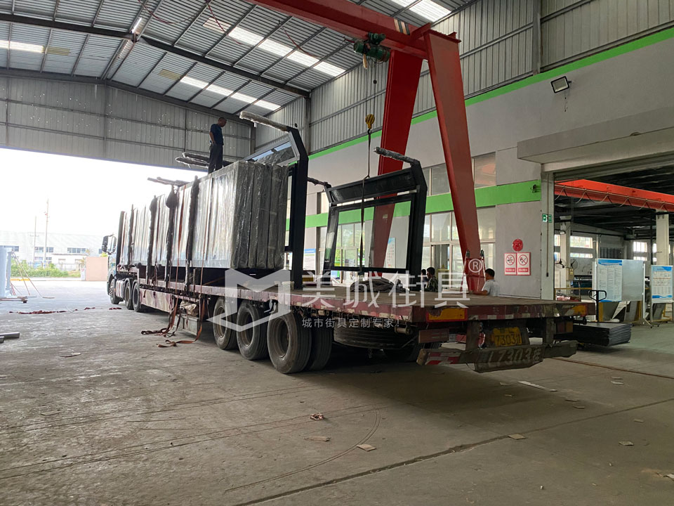 2022.9.21美城街具供應咸陽候車亭第二車發(fā)貨現(xiàn)場 2022.9.21美城街具供應咸陽候車亭第二車發(fā)貨現(xiàn)場